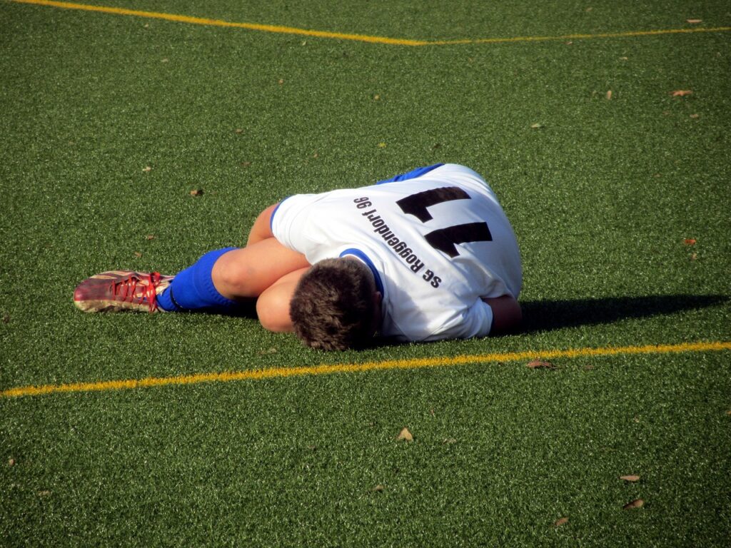 Ein verletzter Fußballspieler auf dem Rasen