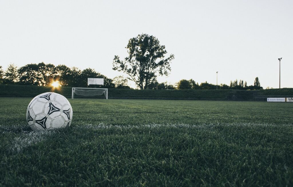 Ein Fußball liegt alleine auf dem Sportplatz